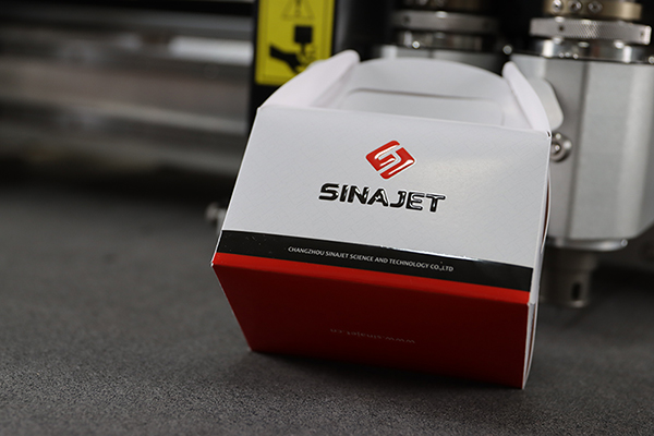 Цифровой резак с выборочным Уф лакированием